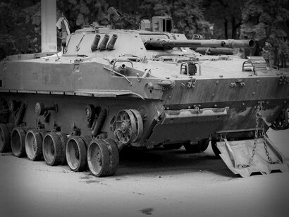 Tanque de guerra. A guerra e a revolução tão complexas, assumem tantas formas que quem as quer promover raramente alcança o que previu, e quem as quer impedir raramente é capaz de o fazer eficazmente ou sem se auto-destruir. O trauma social que provocam decorre da violência abrupta que envolvem, a qual tanto pode ser destrutiva de vidas como de instituições e, muitas vezes, de ambas. A diferença entre a guerra e a revolução é sobretudo visível nos seus antídotos. O antídoto da guerra na época contemporânea é a paz, enquanto o antídoto da revolução é a contra-revolução


