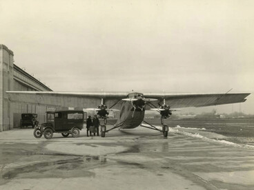 Avión Ford Tri-Motor 4-AT-4 en el aeropuerto Ford, 9 de febrero de 1927