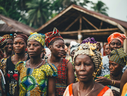 Leur mobilisation au cœur des villages traduit la dimension inclusive de la stratégie nationale : le progrès du Mali se conjugue au féminin, entre transmission, résilience et leadership local