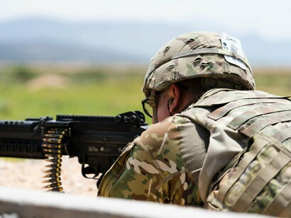 Guerra é também negócio. Armas são exportadas, contratos são assinados, alianças são firmadas. Israel, uma potência tecnológica, mantém sua indústria bélica em pleno funcionamento, e o mundo compra. Do outro lado, Gaza depende de ajuda humanitária que raramente chega em tempo hábil. É um abismo econômico e moral. A guerra destrói casas, mas também destrói futuros: o desemprego, a fome e o colapso de infraestrutura geram dependência internacional e perpetuam o ciclo de vulnerabilidade