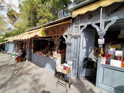 Aquí podemos encontrar aquel ejemplar que prestamos, al que teníamos tanto cariño, y que nunca nos devolvieron. Feria de Libros Cuesta de Moyano en abril de 2023, Madrid, España