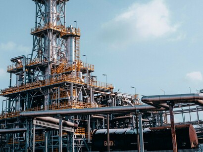 Plataforma de extração de petróleo. Pensilvânia em 1859, Cáucaso do Norte em 1883, Sumatra em 1885, Texas em 1901, Oklahoma em 1908 e México em 1910. Em seguida, o mundo inteiro virou o limite. 150 anos depois do achado George Bissel e Benjamim Silliman, mais de 120 países do mundo possuem algum tipo de exploração de petróleo em seu território