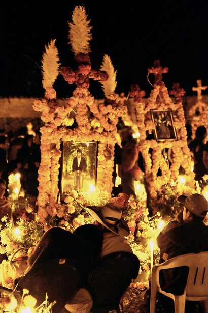 Cementerio en la Noche de Muertos. Arócutin, Michoacán, México