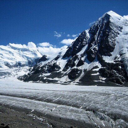 La missione è anche una corsa contro il tempo, perché il ritiro dei ghiacciai minaccia di cancellare queste preziose informazioni. Massiccio Grand Combin, Svizzera