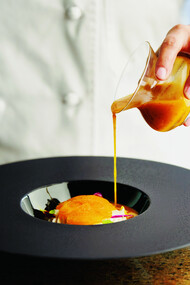 Angel R. Betancourt además de un pastelero, es un artista