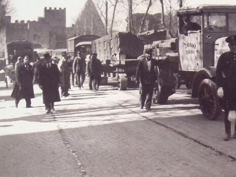 1937, la stele di Axum fa il suo ingresso a Roma. Smontata in tre pezzi, fu trasportata a Roma e collocata in Piazza di Porta Capena, di fronte alla sede della FAO