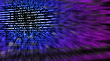 A IA já está substituindo atividades que antes eram exclusivas de seres humanos. Em 2025, por exemplo, a Salesforce anunciou que substituiu milhares de atendentes de suporte por agentes inteligentes de IA, através da plataforma Agentforce, capaz de resolver dúvidas e simular empatia com o cliente. No campo das traduções, ferramentas como o DeepL e modelos de linguagem avançados já realizam versões quase perfeitas de textos complexos, transformando o papel do tradutor humano em um editor de precisão. No setor bancário e de serviços, assistentes virtuais já resolvem a maioria das solicitações simples, diminuindo a necessidade de equipes inteiras de atendimento