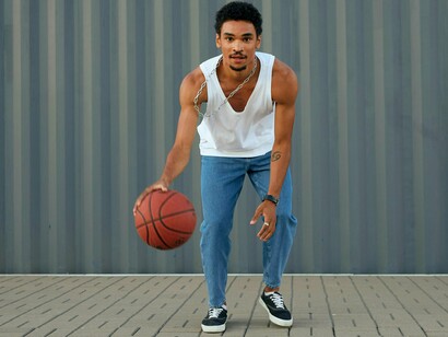 Este artigo explica como o excesso de telas afeta o cérebro, a postura e o preparo mental, e oferece estratégias para equilibrar tecnologia e rendimento, mostrando que a atenção ao corpo e à mente é fundamental para atletas de todas as modalidades