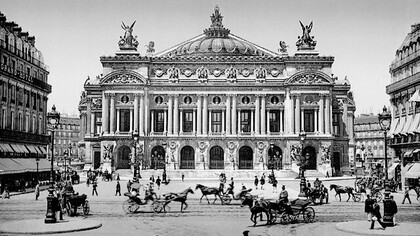 L'Opéra Garnier à Paris, en France, vers la fin du XIXe siècle