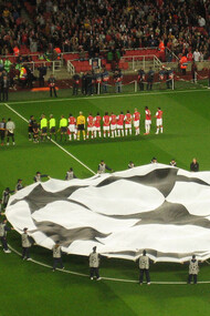 Il logo della UEFA Champions League, esibito nel cerchio di centrocampo prima di ogni partita. Arsenal vs Sevilla (19 settembre 2007), Emirates Stadium, London, UK