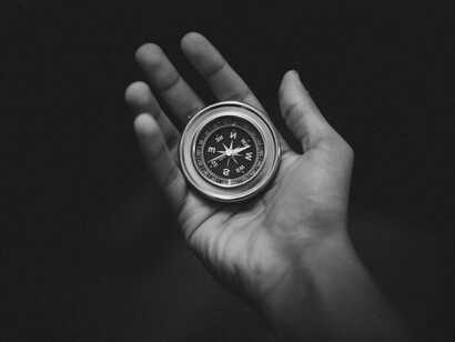 Gracias a esa brújula interior se revela que cada paso, cada decisión y cada cambio forman parte de un mismo camino hacia una vida más consciente y auténtica