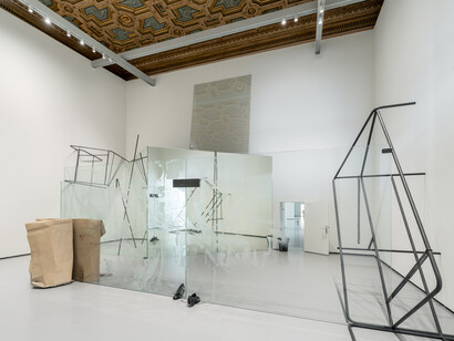 Tatiana Trouvé, Strana vita delle cose, veduta della mostra. Per gentile concessione della Pinault Collection