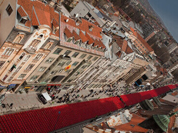 Las imágenes del sitio de Sarajevo, entre otras campañas criminales, todavía persisten en nuestra retina. Una vergüenza que la desidia de la Unión Europea no supo, o no quiso, detener cuando aún estábamos a tiempo de impedir la sangría que tuvo lugar ante los ojos atónitos de todo el mundo. 20º aniversario del asedio de Sarajevo, Bosnia-Herzegovina