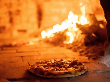 Dietro ogni pizza tradizionale c’è una tecnica precisa: la lunga lievitazione, la cottura ad altissima temperatura e il rispetto per ingredienti di qualità