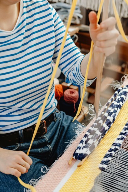 Tecelagem artesanal. Um dos principais benefícios das tecelagens artesanais é a sustentabilidade. A produção em massa de roupas é uma das indústrias mais poluentes do mundo, contribuindo significativamente para a degradação ambiental. Em contraste, a tecelagem artesanal utiliza métodos de produção que têm um impacto ambiental muito menor