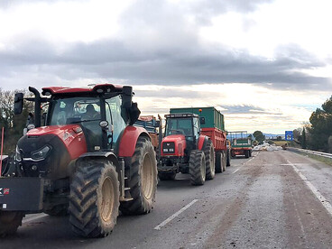 Protesters from Revolta Pagesa gathered at the edge of the A7 highway south of Garrigàs (Alt Empordà) to protest against the Mercosur agreement