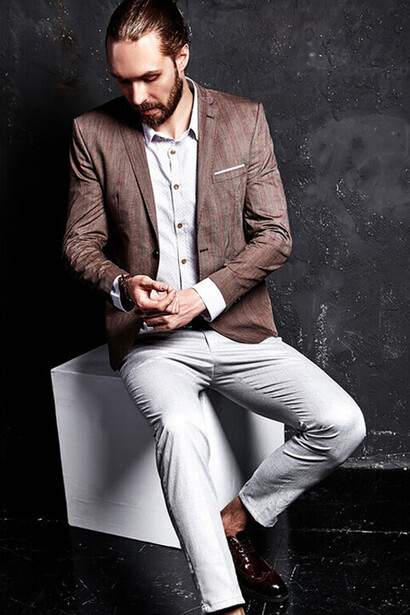 Los adolescentes varones, pueden convertirse en sujetos fracturados emocionalmente, hipervigilantes de su virilidad, aterrorizados ante la posibilidad de parecer “débiles” frente a sus amigos o a otros círculos de interacción