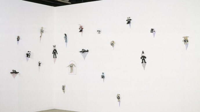 AM CB. Annette Messager y Christian Boltanski, vista de exhibición. Cortesía del Centre Pompidou Málaga