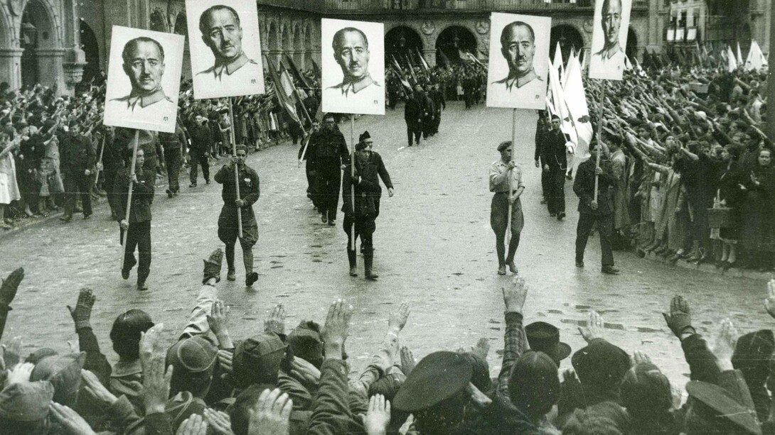 Parata franchista nella Plaza Mayor di Salamanca per celebrare la presa di Gijón, 1937