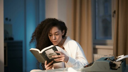 Nos encantamos com a inteligência artificial porque, de fato, ela é fascinante. A promessa de respostas imediatas, textos prontos, decisões otimizadas e caminhos encurtados seduz até os mais críticos. Afinal, quem nunca desejou apertar um botão e ver a mágica acontecer? Mas talvez a pergunta mais urgente não seja o que a IA pode fazer por nós, e sim: o que estamos deixando de fazer quando delegamos tudo a ela?
Imagine uma criança aprendendo a amarrar os cadarços. O processo é lento, cheio de tentativas frustradas. Um adulto poderia facilmente fazer por ela e, muitas vezes, faz, em nome da praticidade. Mas o que essa criança perde quando alguém resolve por ela algo que seu cérebro estava prestes a descobrir?