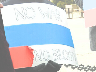 Protesta della diaspora russa contro l’invasione russa dell’Ucraina. Un cartello alzato che dice "No guerra, no sangue"