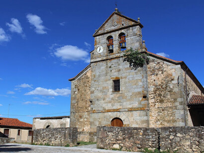 La iglesia parroquial está dedicada a los Santos Mártires, San Fabián y San Sebastián, patronos del municipio, está situada en la plaza de las Eras en el centro del pueblo.  Villanueva del Conde, Salamanca, España