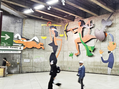 No he tenido, hasta ahora, ninguna mala experiencia con la delincuencia de la que tanto me previnieron. Mural 'Declaración de Amor' de Samy Benmayor en estación Baquedano, Santiago, Chile