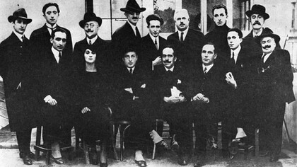 Foto di gruppo alla Redazione Avanti! 1921Scalarini è l'ultimo in piedi a destra, davati a lui Giuseppe Romitaal centro seduto il terzo da sinitra Pietro Nenni, 1921