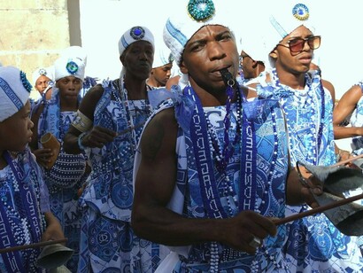 Carnaval de rua em Salvador. Uma dica super valiosa, se você tem vontade de curtir essa festa é: Se planeje com antecedência. É um destino muito procurado na temporada, os preços das passagens e hotéis aumentam, além que, no caso das acomodações, as regiões mais próximas dos circuitos esgotam mais rápido e você pode acabar indo para uma área de Salvador mais afastada. Isso pode acabar interferindo na sua experiência, pois dá muito engarrafamento no trânsito perto do início e final da festa, além que dependendo do lugar, a corrida fica bem mais cara que o habitual