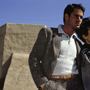  Rico Puhlmann, Erdfarbener Anzug aus Wolltweed von Paul Smith, Wollhemd im Polostil von Bill
 Ditford Design, Kleid von Adrienne Vittadini, New Mexico Museum of Art (Santa Fe), 1983. Mit freundlicher genehmigung des Kunstbibliothek