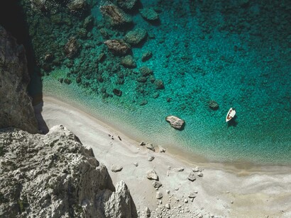 Crystal clear water that invites reflection and simplicity 