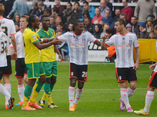 Hugo Rodallega (centro) en un partido entre Fulham y Norwich City, octubre de 2014