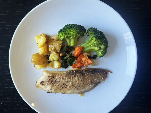 Incluye proteínas magras, como pollo, pavo, pescado, tofu y legumbres, que proporcionan aminoácidos necesarios para la producción de hormonas