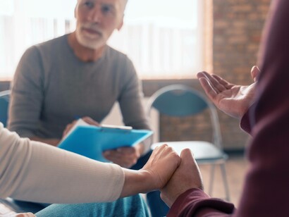 Seduta d terapia di gruppo: “I terapeuti, assumendo un ruolo maieutico e di regia del gruppo, hanno il compito di costruire contesti di confronto tra pari”