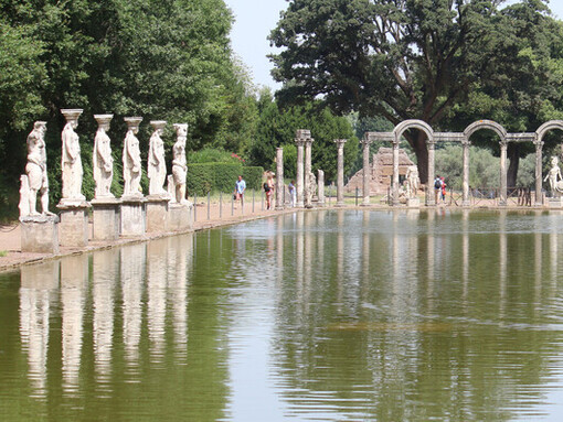 La piscina está rodeada de columnas y estatuas, incluyendo copias de famosas cariátides y esculturas griegas, lo que refleja el aprecio del emperador por la arquitectura griega y egipcia. Tívoli, Lacio, Italia