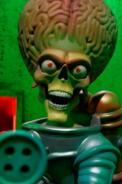 Escultura de los personajes de la película "Mars Attacks!" exhibida en la muestra "Tim Burton's Labyrinth", 2024