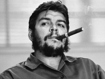 Ernesto Guevara (Che) em seu gabinete como Ministro da Indústria (no oitavo andar do Hotel Riviera em Havana), ao ser entrevistado por Laura Berquist para a revista Look