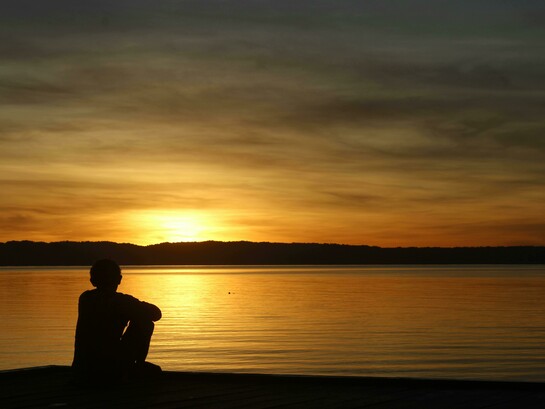 Sofrer maus tratos, torturas que causam dores físicas enquanto vivenciadas como o que acontece, como o que está acontecendo não é prazeroso, é aniquilador, salvo quando se percebe e aceita a impotência diante do que está ocorrendo. Aceitar, seja a impotência diante da dor, seja a participação diante do prazer é um dos aspectos da aceitação do que ocorre. Aceitação equivale à remoção de montanhas, pois coloca o indivíduo diante dele próprio, seja o prazer, seja a dor sentida