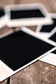 Debajo de la silla del escritorio, encontré la polaroid de Esperanza