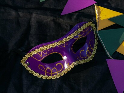 Máscara carnavalesca. O Capitão América responde que é sempre assim, que acham que é tudo fácil e, comenta o que lhe está afligindo: a troca de controle societário da empresa em que trabalha. Que o burburinho sobre as possíveis integrações com a equipe da empresa adquirente e as consequentes demissões decorrentes deste fato tem lhe tirado o sono