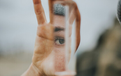 Plusieurs réalités coexistent autour de nous, et le mystère est de savoir si, dans chacune, nous restons les mêmes ou devenons quelqu’un d’autre