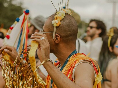 O patrimônio Cultural constroi imagens de comunidades no sentido público e privado, numa relação metafórica e metonímica que fortalece o imaginário coletivo. O escritor português Valter Hugo Mãe, afirma que “o passado não corre.” O folclore por sua vez, palavra de etimologia inglesa, Folk que significa povo, e lore que significa saber, traz bastante polêmicas na atualidade