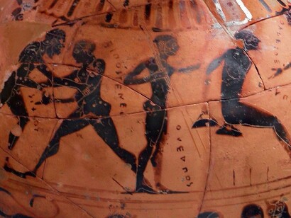 Le discipline delle prime Olimpiadi includevano la corsa, il lancio del disco, la lotta e il pentathlon, tutte ispirate all'allenamento dei guerrieri greci 