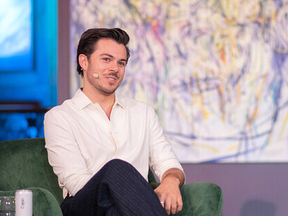 La cantidad de instrumentos que nos permiten alterar nuestra autopresentación como edición de fotografías, videos o creación de textos ha aumentado de modo tal que podemos pretender ser el personaje ficticio que no somos.  Jack Edwards, YouTuber, influencer en redes sociales y autor, en el festival SXSW London 2025 en Londres, Inglaterra