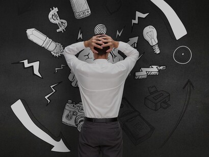 Uomo di schiena in camicia bianca che si tiene la testa, circondato da scarabocchi di concetti: "... in contesti lavorativi *sovrastimolanti* la pressione può essere davvero forte e l’energia richiesta per funzionare è tanta"