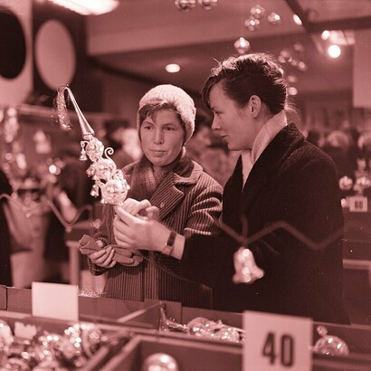 Personas comprando decoraciones para el árbol de Navidad, diciembre de 1960