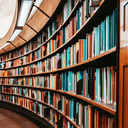 Inseguita dal dio, Dafne chiede aiuto al padre Peneo e viene trasformata in un albero di alloro per sfuggire ad Apollo