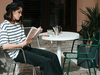 Mulher lê em mesa de café. Uma mente pouco desenvolvida encontra e cria seus próprios limites e barreiras com maior facilidade, além de ser mais fácil de ser manipulada, pois não tem desenvolvida a consciência crítica, o cérebro fica preguiçoso o que torna o ato de pensar um exercício extremamente pesado, assim se tornando uma presa fácil dos aproveitadores