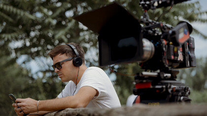 Daniele Barbiero durante il set del film "Squali" (2025), foto di Emanuele Giacomini
