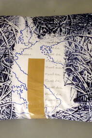 Ballloonhandwritting blue. Installazione particolare cuscino